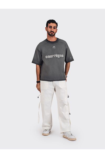 SWAG SA تي شيرت بتطريز كلمة courreges مع تطريز على الاكمام