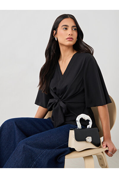 Styli بلوزة سادة برباط على الخصر وفتحة رقبة على شكل حرف V