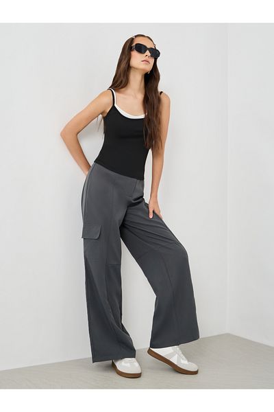 Styli Women Grey Solid Flat Front Cargo Pants with Belt Loops