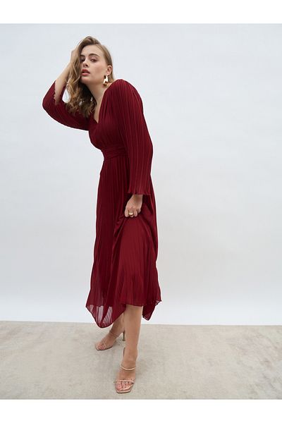 Styli Women Red Solid V Neck Pleated A-line Maxi Dress