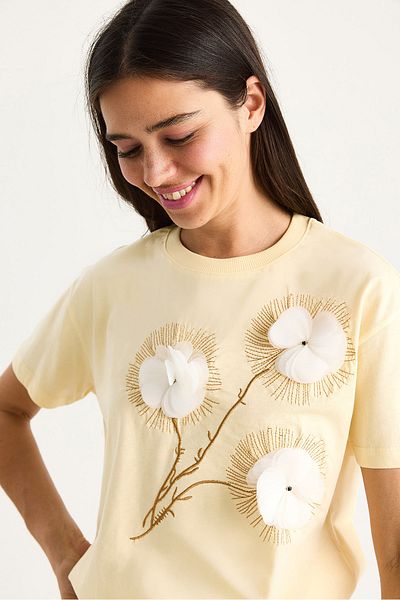Bianco Lucci Women's Crew Neck Short Sleeve T-Shirt with Embroidered Embossing Accessories 60602024