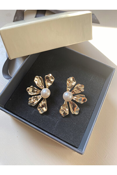 Glossy by Burcu Karataş Altın kaplama inci çiçek küpe