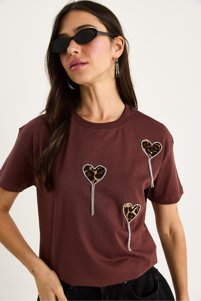 Bianco Lucci Γυναικείο κοντομάνικο μπλουζάκι Leopard and Stone με λεπτομέρεια καρδιά 60602034