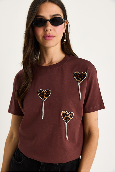 Bianco Lucci Γυναικείο κοντομάνικο μπλουζάκι Leopard and Stone με λεπτομέρεια καρδιά 60602034