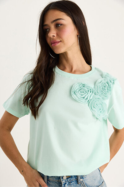 Bianco Lucci Women's Regular Crew Neck T-Shirt with Floral Accessories 60602030