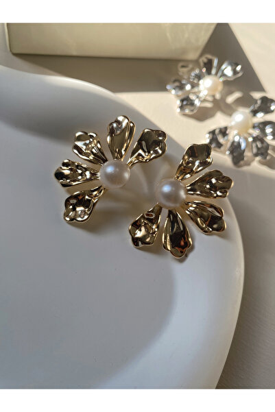 Glossy by Burcu Karataş Altın kaplama inci çiçek küpe