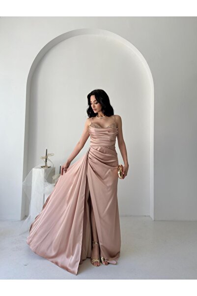 Serica Moda Μπεζ στήθος με πέτρινη λεπτομέρεια Draped Slit Satin βραδινό φόρεμα