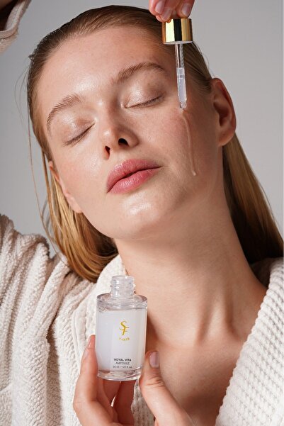 SaintFran أمبولة رويال فيتا سيروم للوجه مضاد للعيوب ومفتح للبشرة يحتوي على في...