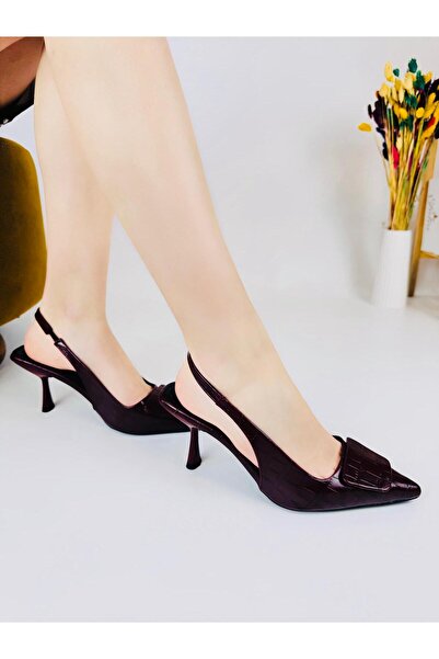Efulia LASTİK BANT DETAYLI SİYAH RAHAT KALIP KADIN KLASİK TOPUKLU AYAKKABI (topuk boyu 7cm)
