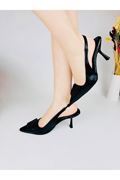 Efulia LASTİK BANT DETAYLI SİYAH RAHAT KALIP KADIN KLASİK TOPUKLU AYAKKABI (topuk boyu 7cm)