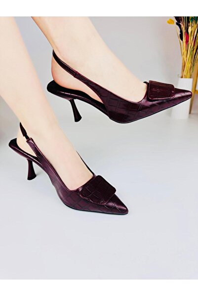 Efulia LASTİK BANT DETAYLI SİYAH RAHAT KALIP KADIN KLASİK TOPUKLU AYAKKABI (topuk boyu 7cm)