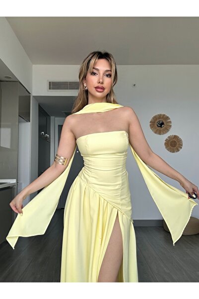 Lovinnes Straplez Eteği Pileli Kuşaklı Butter Sarı Kadın Yırtmaçlı Elbise