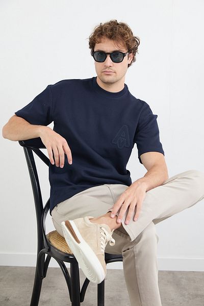Fulla Moda Ένα κεντημένο μπλουζάκι με λαιμόκοψη