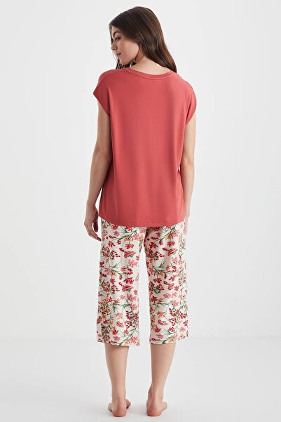 Penyemood Kadın Yazlık Çiçekli Pijama Takımı – Nar Çiçeği Kısa Kollu Üst & Düz Paça Alt C7T3N89