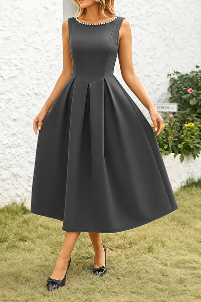 Deafox فستان متوسط ​​الطول من قماش سكوبا بدون أكمام وظهر مكشوف ومزين باللؤلؤ باللون الرمادي الداكن