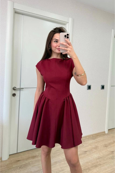 mzpkartan فستان قصير بقصة منخفضة الظهر ومزين بجرس - أحمر كلاريت