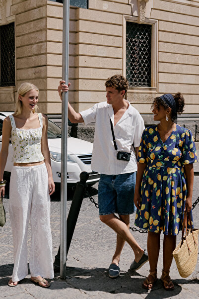 Trendyol Collection Bluzka w cytrynowy wzór w kolorze ecru, krótka, na ramiączkach i z plisowanym przodem TWOSS25BZ00052