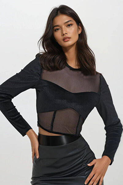 Trend Alaçatı Stili Bluză neagră de damă, cu decolteu răsucit, din tul, detal...