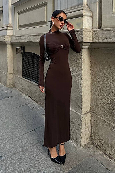 Trendyol Collection Καφέ Πλεκτό Βραδινό Φόρεμα Εφαρμοσμένο στο Σώμα με Αξεσουάρ Νυχτερινό Φόρεμα Αποφοίτησης TPRAW25EL00166