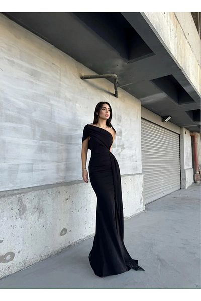 Mekafashion Βραδινό ντιζάιν φόρεμα με λεπτομέρεια ουράς ώμου