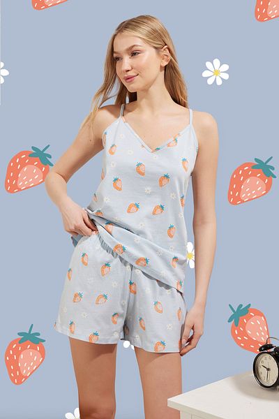 Trendyol Collection Set de pijamale cu pantaloni scurți din bumbac 100% albastru deschis cu imprimeu căpșuni - THMSS25PT00066