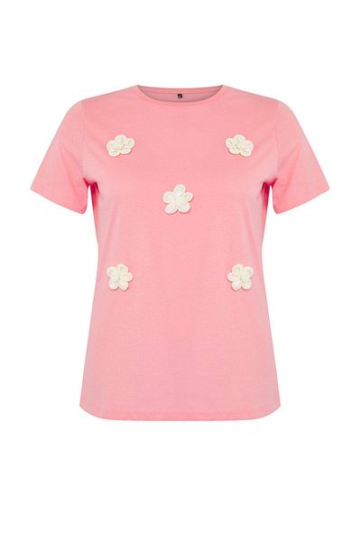 Trendyol Curve Różowy kwiatowy dodatek szczegółowy regularny krój plus rozmiar T-shirt TBBSS25BF00065