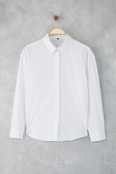 Trendyol Collection Cămașă oversize albă cu detaliu de nasturi pe spate TWOAW26GO00009