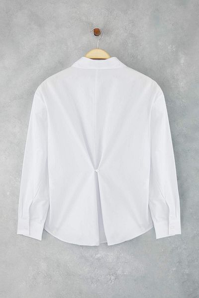 Trendyol Collection Cămașă oversize albă cu detaliu de nasturi pe spate TWOAW26GO00009
