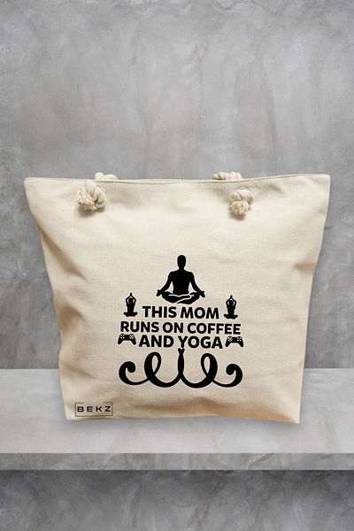 BEKZ Geanta de plaja Yoga This MOM runs on coffe and yoga, 40x51 cm, Crem, BEKZ®