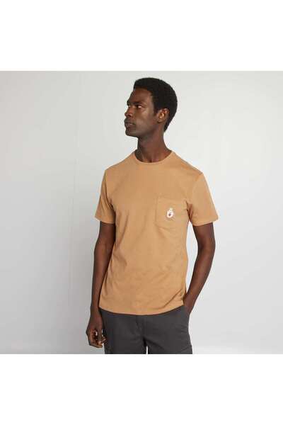 KIABI تي شيرت بأكمام قصيرة مع جيب على الصدر وتطريز باللون البني