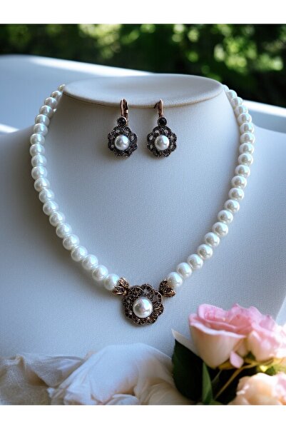FAYRA ACCESSORIES Kristal Taşlı Çiçek Figür İnci Kolye ve Küpe Seti