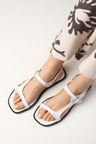 Mio Gusto Γυναικεία σανδάλια επίπεδη σόλα Sydney White Color Soft Sole Blunt Toe