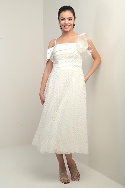 By Saygı Rochie de damă, cu bretele din frânghie, cu dantelă la spate, căptușită cu broșă cu pene, cu o singură mânecă