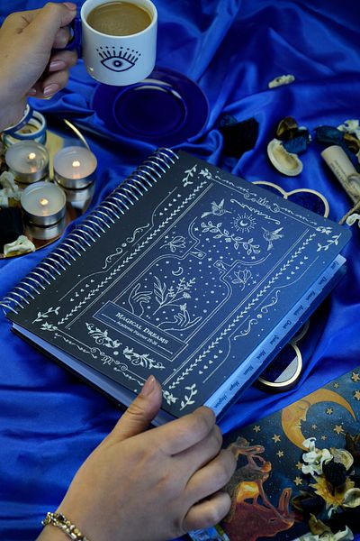 Victoria's Journals Академична програма-2025–2026 | 17x23 см | Метална спирала | Отметка | Премиум твърди корици | Вълшебни сънища