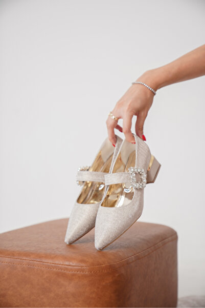 BAKGİY Altın/Gold Kadın Taş Toka Detaylı Kalın Topuklu Simli Şık Klasik Topuklu Ayakkabı BG1708-119-0002