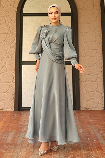 Olcay Ausgestelltes Yorgo-Seiden-Abendkleid mit Hijab und Broschendetail, WAS...