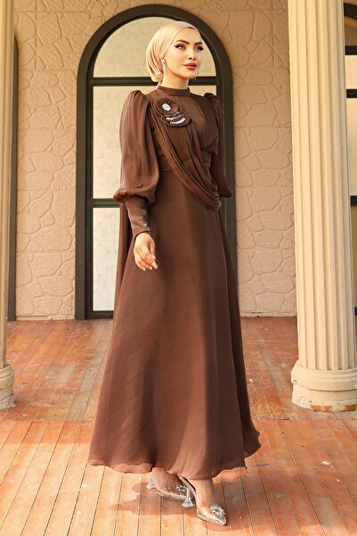 Olcay Broszka z rozkloszowanym dekoltem w kształcie hidżabu z jedwabiu Yorgo w kolorze kawy 1242
