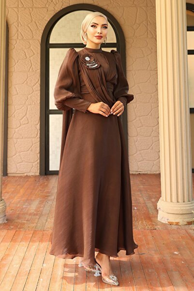 Olcay Broszka z rozkloszowanym dekoltem w kształcie hidżabu z jedwabiu Yorgo w kolorze kawy 1242