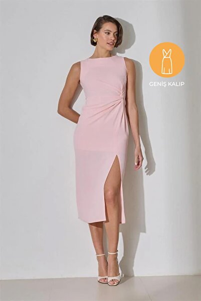 Setre Φόρεμα με φαρδιά εφαρμογή μεσαίου μήκους με λεπτομέρεια σχισμής σε πούδρα