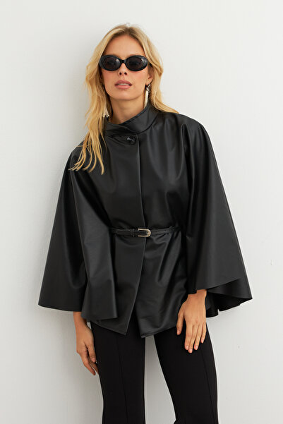 Cool & Sexy Dámské černé pončo z umělé kůže s páskem Ela3084-90