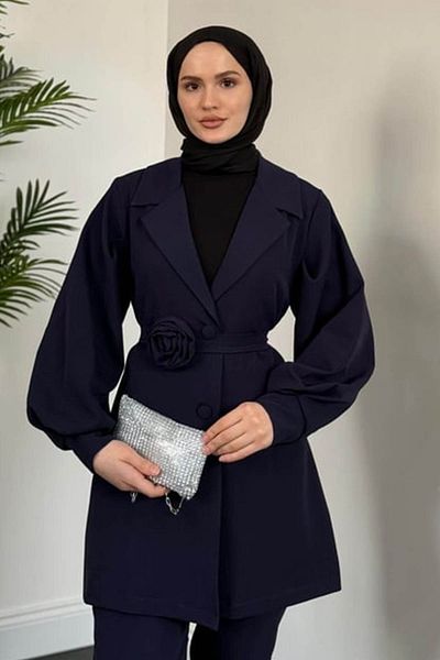 Tesettür Diyarı Women's Crepe Fabric Belted Rose Detailed Trouser Suit - Navy Blue