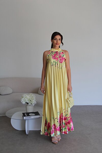 Julidress Sarı Pileli Boyun Bağlamalı Gül Desenli Saten Elbise