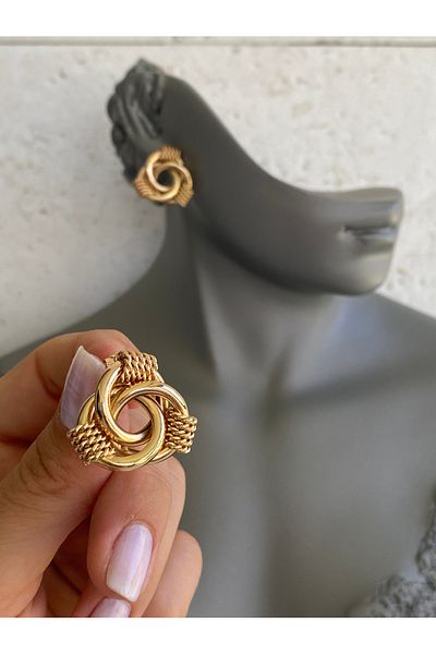 Lucios Love Knot Nail Earring with Golden Craftsmanship