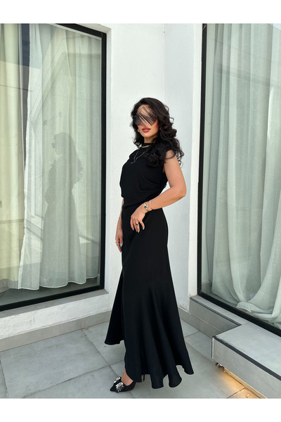outline Black dress with feminine pleats