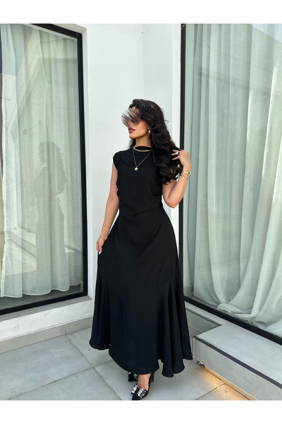 outline Black dress with feminine pleats