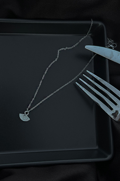MİLSO قلادة بتصميم بسيط باللون الفضي مع تفاصيل مروحة