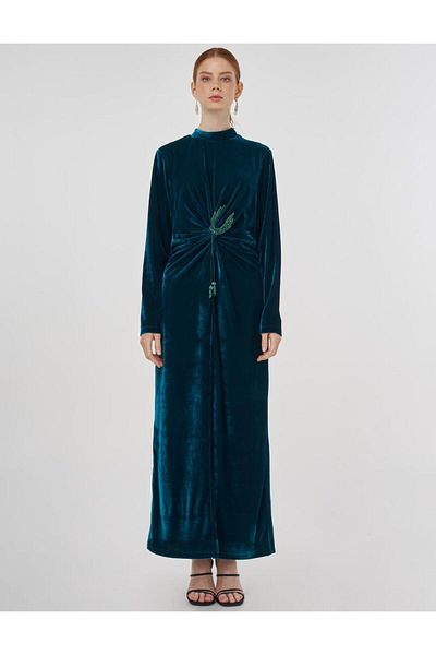 Kayra Βελούδινο φόρεμα με λεπτομέρεια αξεσουάρ Emerald