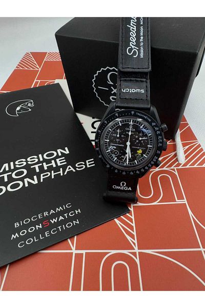 Omega Omega Swatch watch with elegant and distinctive design with accessories