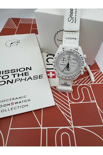 Omega Omega Swatch watch with elegant and distinctive design with accessories