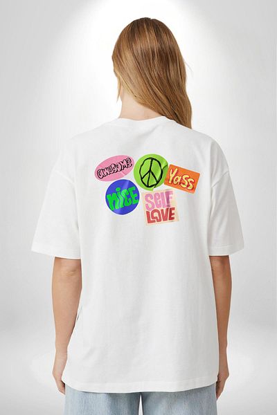 Angemiel تي شيرت مطبوع عليه Peace Positive Energy Stickers باللون الأبيض للنساء والرجال من الأمام والظهر